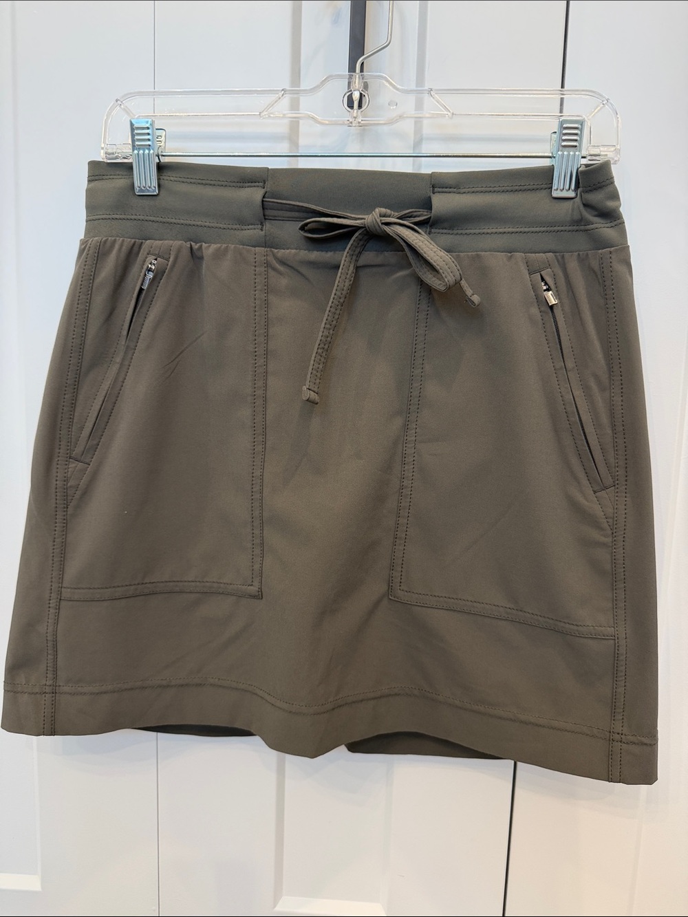 LIKE NEW Athleta Chelsea Cargo Skort